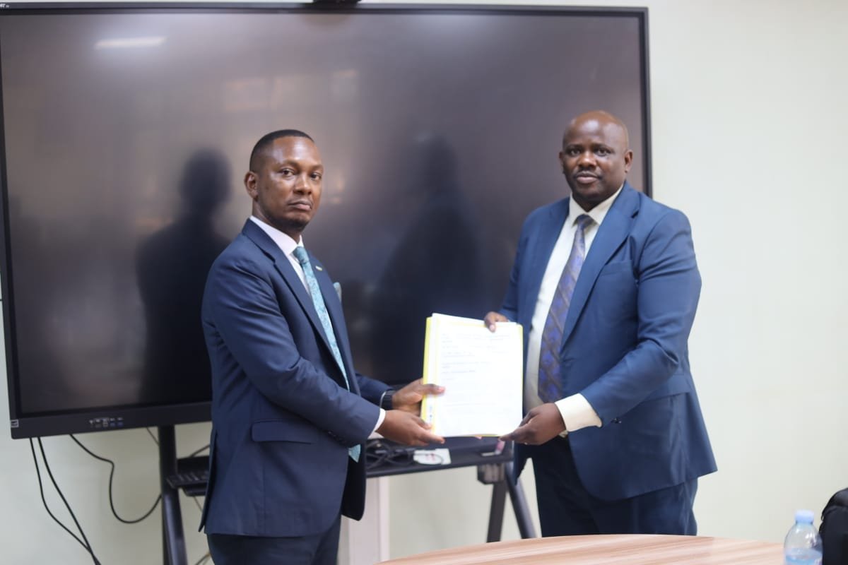 ainbyoo's tweet photo. Change of Guard: Today, I handed over the office of Senior Communications Officer / Spokesperson at the Ministry of Health to @assempebwa 

All the best, my brother. @MinofHealthUG https://t.co/bDcmhTIxhR