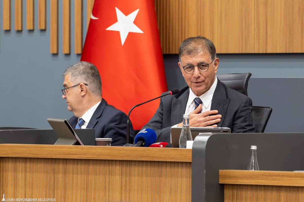 izmirgibiyiz's tweet photo. Cemil Tugay’ın AK Parti’ye geçmesinin ardından İzmir’e yapılması planlanan öncelikli yatırımlar belli oldu.

📌 Çevre Yolu: Projenin 2027 Yılı Yatırım Programı’na alınması planlanıyor.

📌 Otogar–Halkapınar Metrosu: Projeyi Ulaştırma ve Altyapı Bakanlığı üstlenecek.
📌 İZBAN: Hattın kuzeye uzatılması için çalışma başlatılacak.

📌 Körfez: İzmir Körfezi’nin temizlenmesi için Bakanlık hızlı adım atacak.

📌 Çöp Tesisi: İzmir’in uzun süredir gündemindeki çöp tesisi sorununa kısa sürede çözüm açıklanacak.

📌 Trafik: Kent içindeki trafik sorununa yönelik Karayolları ile ortak çalışma yürütülecek.

📌 Belediye Maliyesi: Bekleyen kredilerin onaylanmasıyla Büyükşehir Belediyesi’nin mali yapısının rahatlaması hedefleniyor.