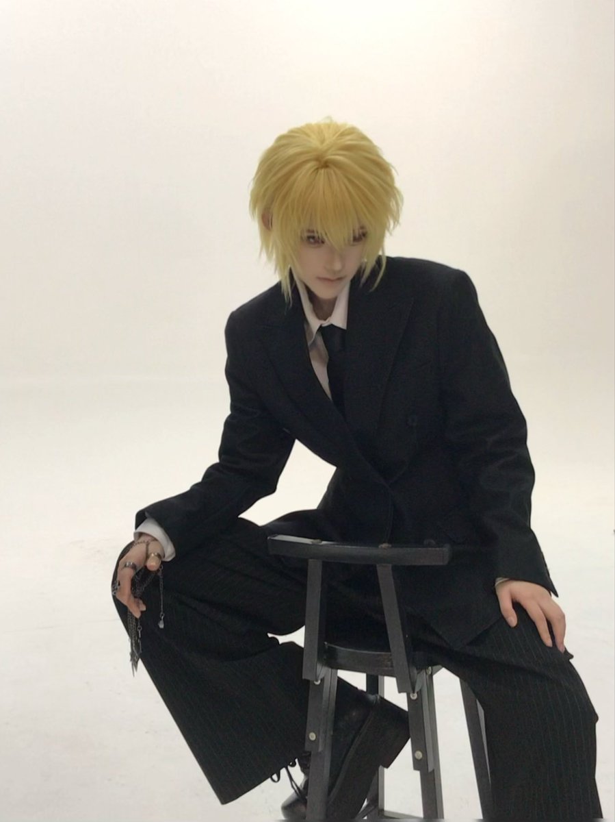 Nishiba1818's tweet photo. 从未见过西装如此合适之人，但是发四张图就自动变成静态图了
#クラピカ #ハンターハンター　#cosplayㅤㅤㅤㅤㅤㅤㅤ https://t.co/khY8OPgOEf
