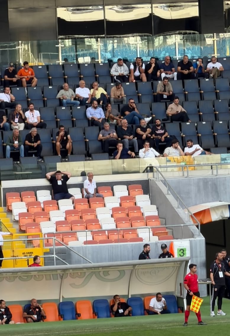 Turbey195401's tweet photo. 🚨 SON DAKİKA | Adanaspor’u alacağı öne sürülen Uğur Özdemir, bugün Adanaspor–Adaletgücü maçını protokol tribününden takip etti. 👀🧡🤍 

#ADANASPOR https://t.co/8kOuRAsG8R