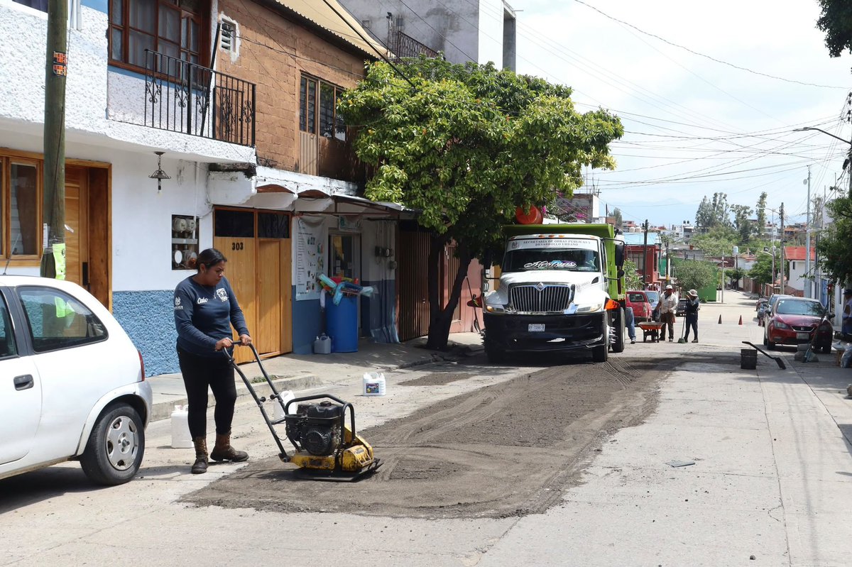 raychagoya's tweet photo. 🚧 En la colonia América Sur seguimos mejorando las calles que nuestras vecinas y vecinos recorren todos los días.

Se realizaron trabajos de bacheo en la calle Guatemala, de Perú a Brasil, para contar con una vialidad en mejores condiciones.

Seguimos en territorio, atendiendo calle por calle en Oaxaca de Juárez.
