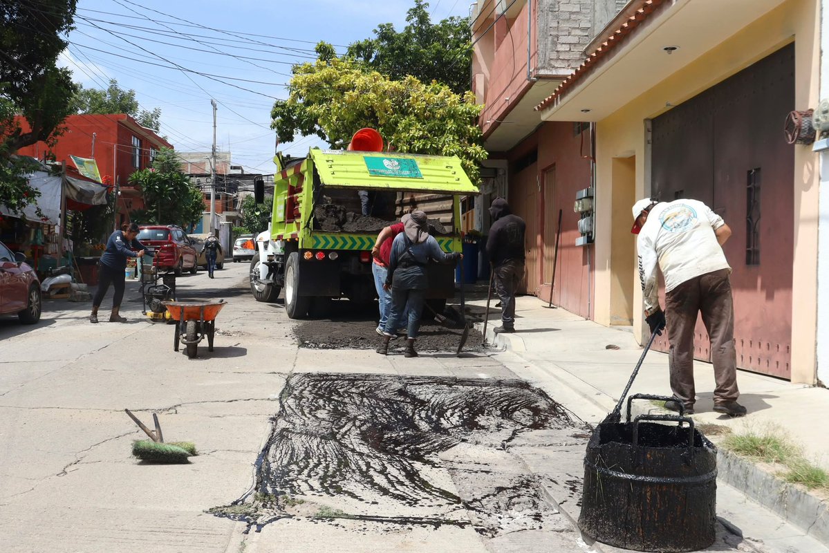 raychagoya's tweet photo. 🚧 En la colonia América Sur seguimos mejorando las calles que nuestras vecinas y vecinos recorren todos los días.

Se realizaron trabajos de bacheo en la calle Guatemala, de Perú a Brasil, para contar con una vialidad en mejores condiciones.

Seguimos en territorio, atendiendo calle por calle en Oaxaca de Juárez.