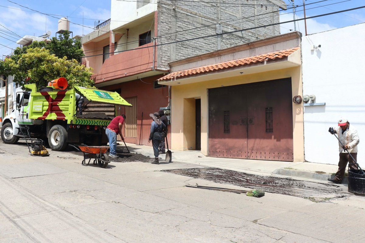 raychagoya's tweet photo. 🚧 En la colonia América Sur seguimos mejorando las calles que nuestras vecinas y vecinos recorren todos los días.

Se realizaron trabajos de bacheo en la calle Guatemala, de Perú a Brasil, para contar con una vialidad en mejores condiciones.

Seguimos en territorio, atendiendo calle por calle en Oaxaca de Juárez.