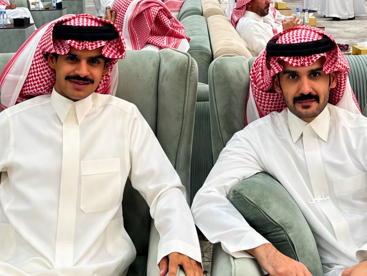 salman_675's tweet photo. تقول مالي فالحساء ربع وخوان 
مارتاح لين افهق مع الخط جوده

اثرك ياراكان لك في فرحتي شان 
معاد والله عقب راكان ( اعوده ) 

لو حولي العااااالم رفااقه وخلااان 
في قلبي احس العروووق معقوده 

محدٍ  موسع خاطري غير رااااااكان 
ياجعلني مافقد وجوده ( وجوده ) 

نذرٍ علي ماعاد اجي المعرضٍ كان 
الا معي ( راكااااااان ) ولا ماروده ! 

@Rakaan255