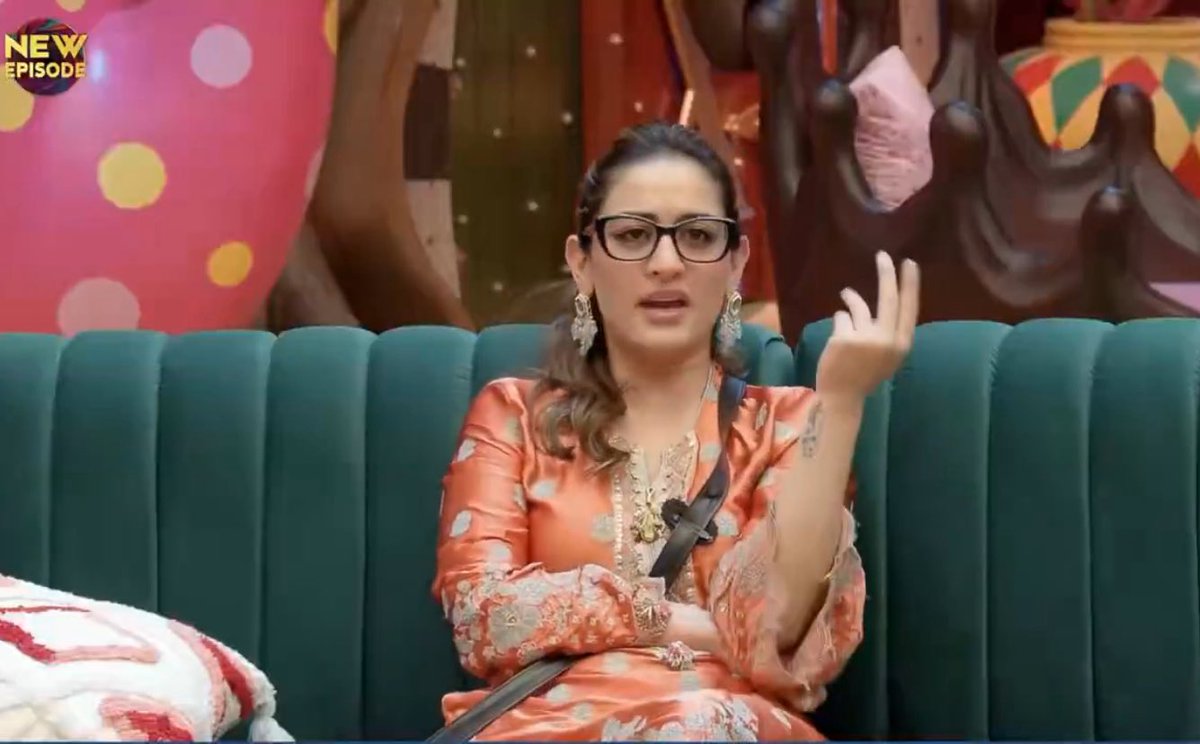 biggbossdiaries's tweet photo. #KaranWahi dodged a bullet fr 🧏🏻‍♀️ #Qazi was the only one who supported this b#tch during the rhiti’s matter and now she’s laughing while everyone is bullying him??  

#BiggBoss20 https://t.co/2dnDOqiXPu