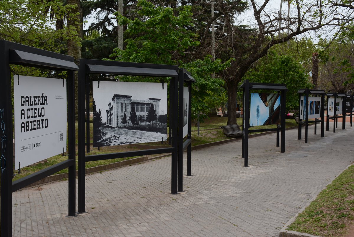 IntColonia's tweet photo. Se llevó a cabo la apertura de la Muestra Fotográfica de Eduardo Davit, en la Galería a Cielo Abierto, ubicada en la Plaza 25 de Agosto de la ciudad de Colonia. Ver más en https://t.co/UTKmanpAu0
#intendenciadecolonia https://t.co/JBpyz8Di60