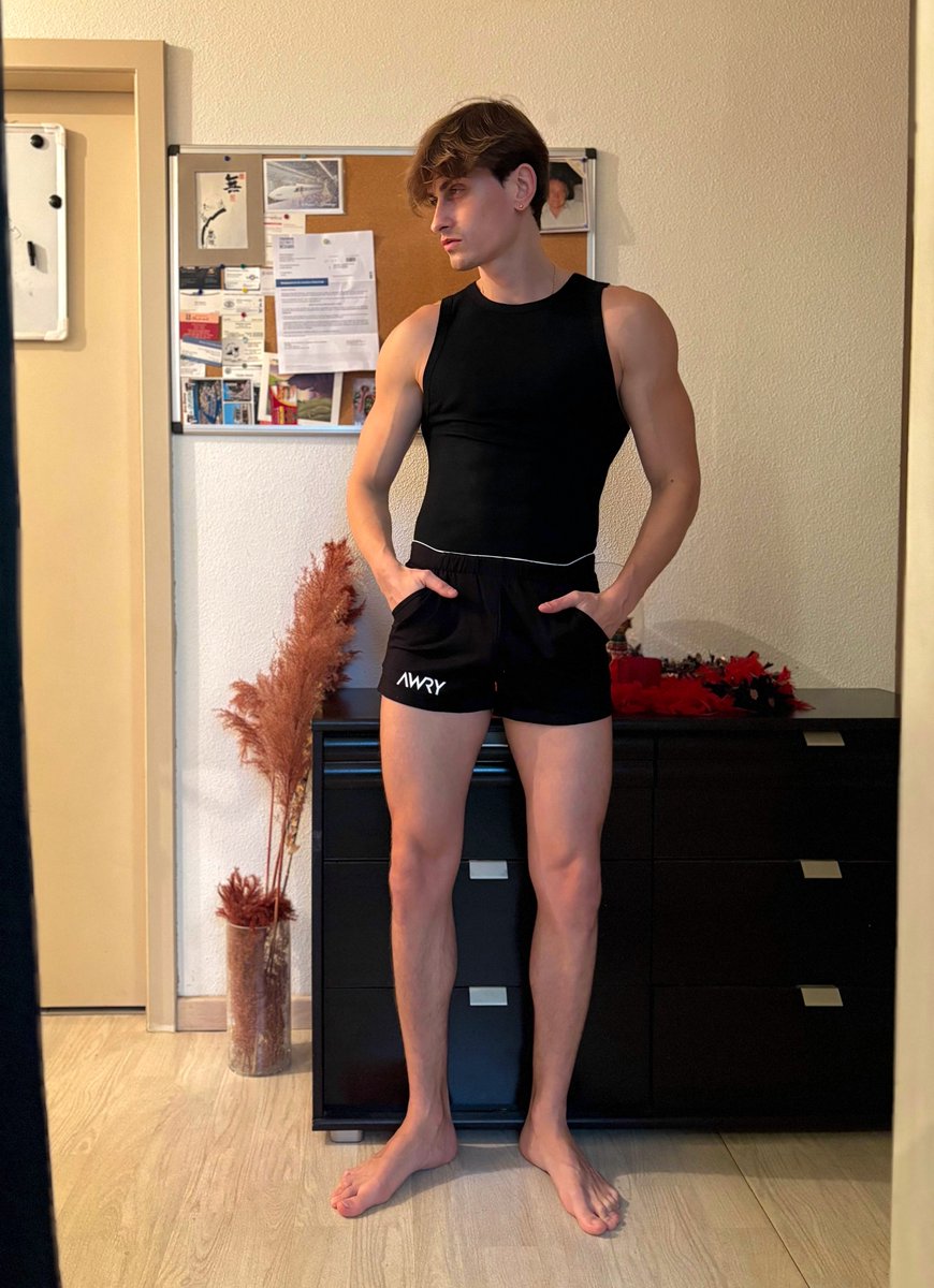 KevinDelBrotto's tweet photo. Do you like my outfit ? 🖤 https://t.co/hqUYszL5zy