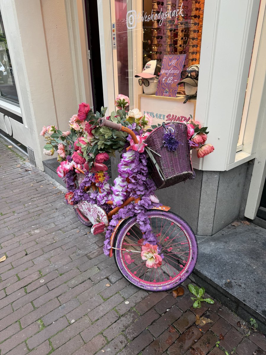 travel_run_lift's tweet photo. Dutch snacking culture is elite. #amsterdam #getinmybelly https://t.co/Ltck5wLpxE