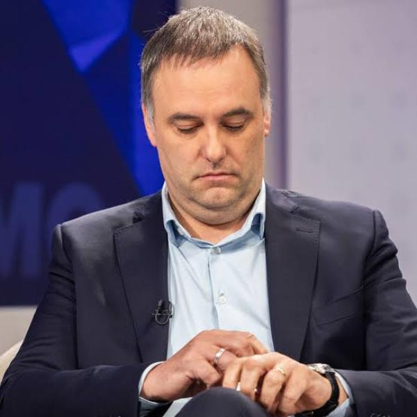 TodoNegativo's tweet photo. Hace más de 3 meses que Adorni no es funcionario pero sigue con custodia oficial. El gobierno no da explicaciones, dice que es "información expresamente clasificada como confidencial o secreta". ¿Cuál es el "secreto"? Si sos jubilado te fajan, si sos ladrón te ponen custodia. https://t.co/JuXQm7dA3d