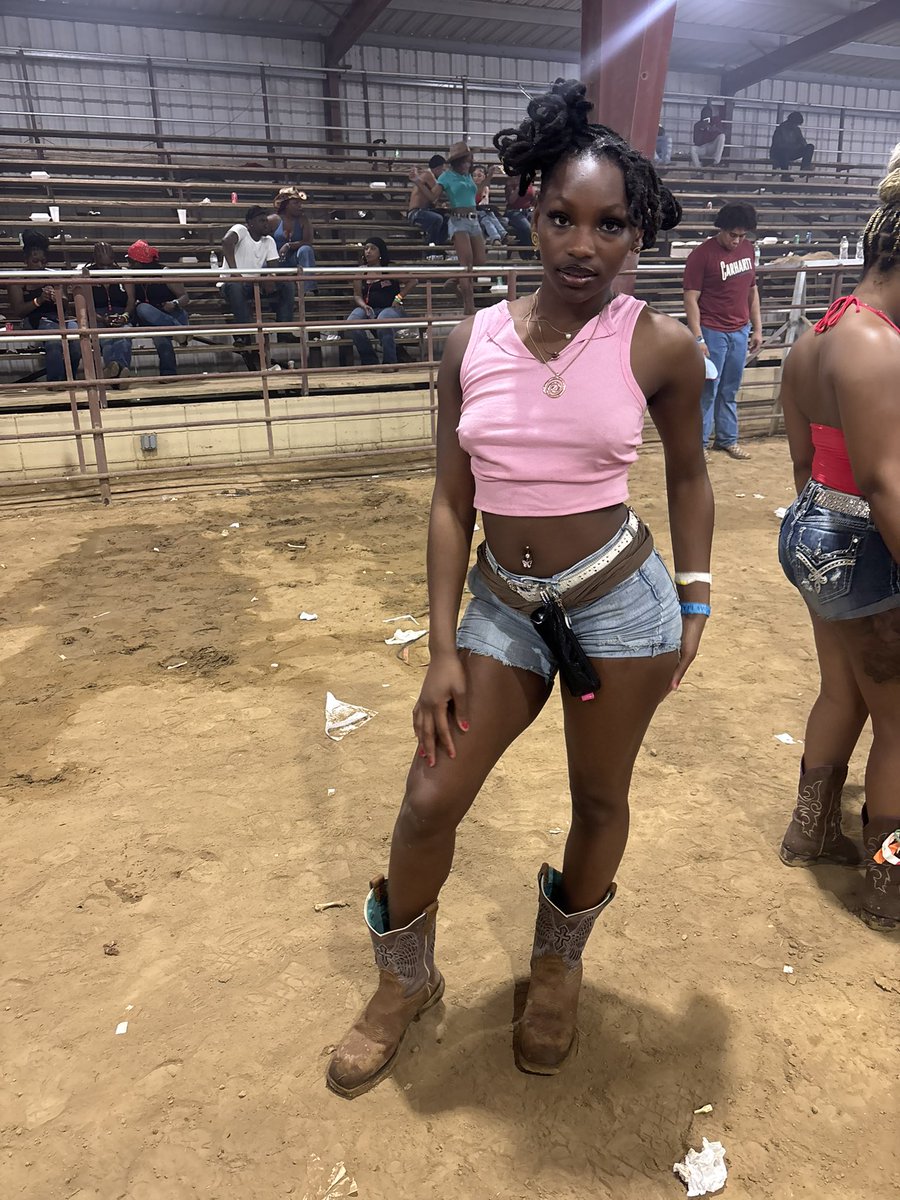 Bootbabybray's tweet photo. Outside like this and he still wanna wife me https://t.co/Wfb0IT1gSb

Wouldn’t you? https://t.co/DoCxa35brv