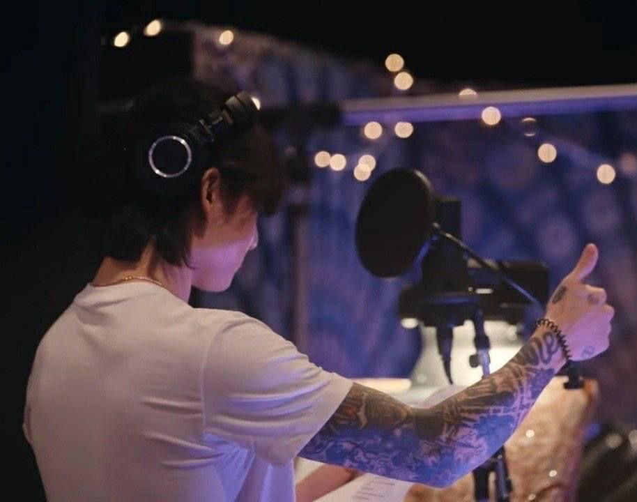 lavmaze7's tweet photo. something about this guy in a recording booth>> https://t.co/5EWR18ibjj