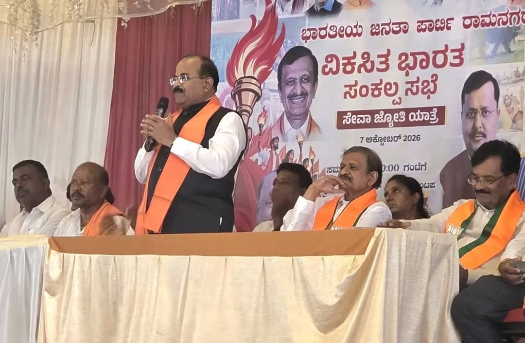 Phaneeshnv's tweet photo. ಹೆಮ್ಮೆಯ ಪ್ರಧಾನಿ ಶ್ರೀ ನರೇಂದ್ರ ಮೋದಿಯವರ 25 ವರ್ಷಗಳ ಸೇವಾ, ಸಮರ್ಪಿತ ಜೀವನದ ಸಂಭ್ರಮದ ಸಮಯದಲ್ಲಿ ರಾಮನಗರದಲ್ಲಿ ನಡೆಸಿದ ಸೇವಾ ಜ್ಯೋತಿ ಯಾತ್ರೆಯಲ್ಲಿ ಭಾಗವಹಿಸಿದ ಸಂದರ್ಭ.
#SevaSankalpAbhiyan
#SevaJyothiYatre
#Ramanagara
#phaneeshnv https://t.co/h0iOPccwo6