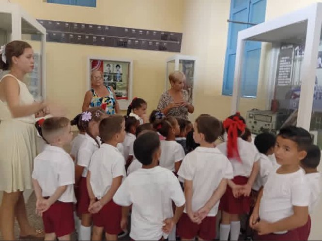 DGEJaruco's tweet photo. #MinedCuba #Mayabeque #Jaruco #EducaciónDeCalidad #EducaciónQueTransforma. La historia en la primera infancia ayuda a construir nociones de tiempo, identidad y empatía. Lo importante Para la IE: Raúl Hernández Rodríguez de Jaruco, es que las experiencias sean adecuadas a la edad. https://t.co/o0l8JpSk18
