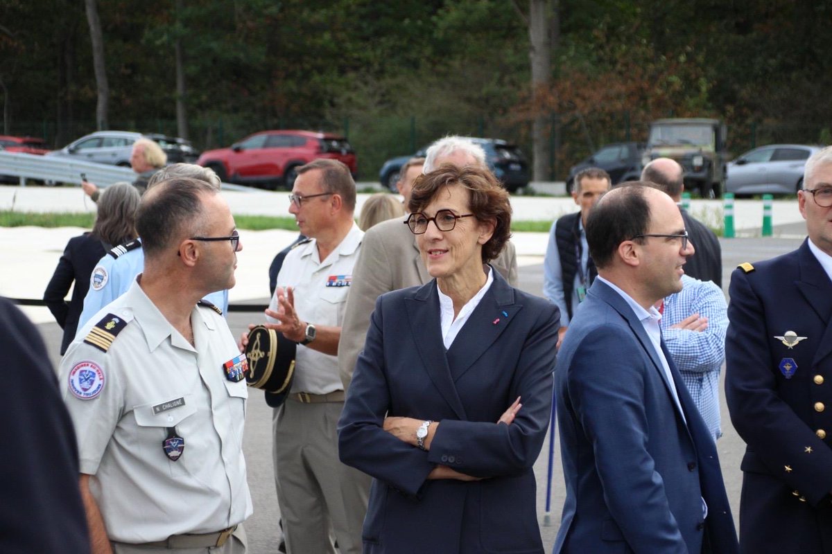 EPYvelines's tweet photo. À Satory, l’innovation est sur la bonne piste ! ✈️

@pierre_bedier, Président du Département des Yvelines et @clairecf, conseillère départementale étaient présents à l’inauguration des nouvelles pistes d’essai de Satory à Versailles.

En 1897, l’ingénieur et pionnier de l’aviation motorisée Clément Ader y testait son Avion III, l’un de ses premiers appareils expérimentaux. Plus d’un siècle plus tard, Satory reste un site d’expérimentation et d’innovation, où sont testés les véhicules et technologies de demain pour la défense, l’industrie et la recherche. 

Cette transformation contribue à préserver les capacités d’essai du site et à conforter Satory comme un pôle majeur d’innovation dans les Yvelines, un développement auquel le Département porte une attention particulière.

#Satory #Versailles #Défense #Innovation #Recherche #Industrie #SatoryTech
