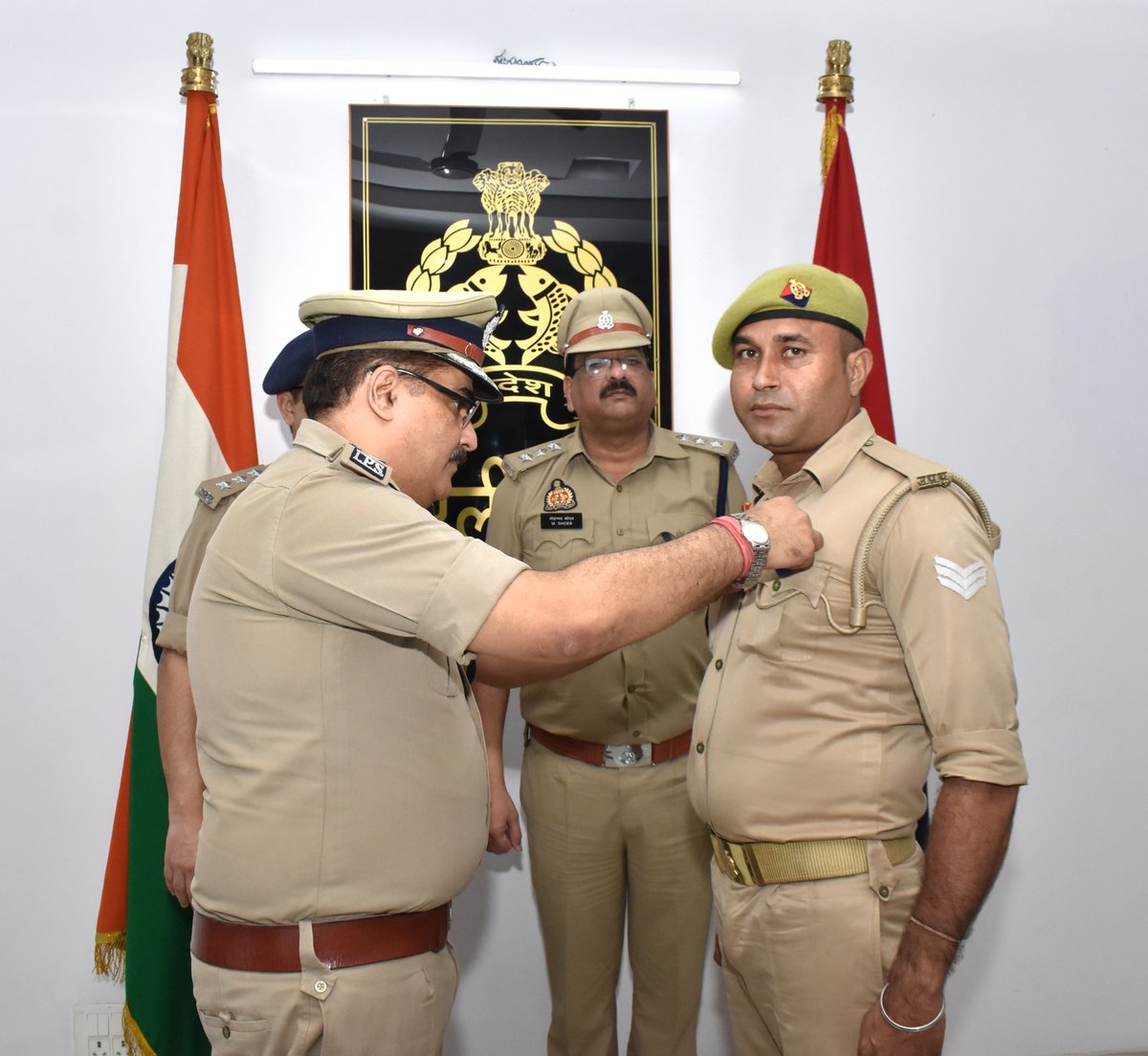 adgzonebareilly's tweet photo. 07 अक्टूबर, 2026
बरेली।

अपर पुलिस महानिदेशक, बरेली जोन, श्री रमित शर्मा द्वारा जोन कार्यालय में कार्यरत मुख्य आरक्षी श्री परमीत कुमार को गृह मंत्रालय, भारत सरकार द्वारा वर्ष 2025 के लिए प्रदत्त उत्कृष्ट सेवा पदक से अलंकृत कर सम्मानित किया गया तथा शुभकामनाएं देते हुए उनके उज्ज्वल भविष्य की कामना की गई।
