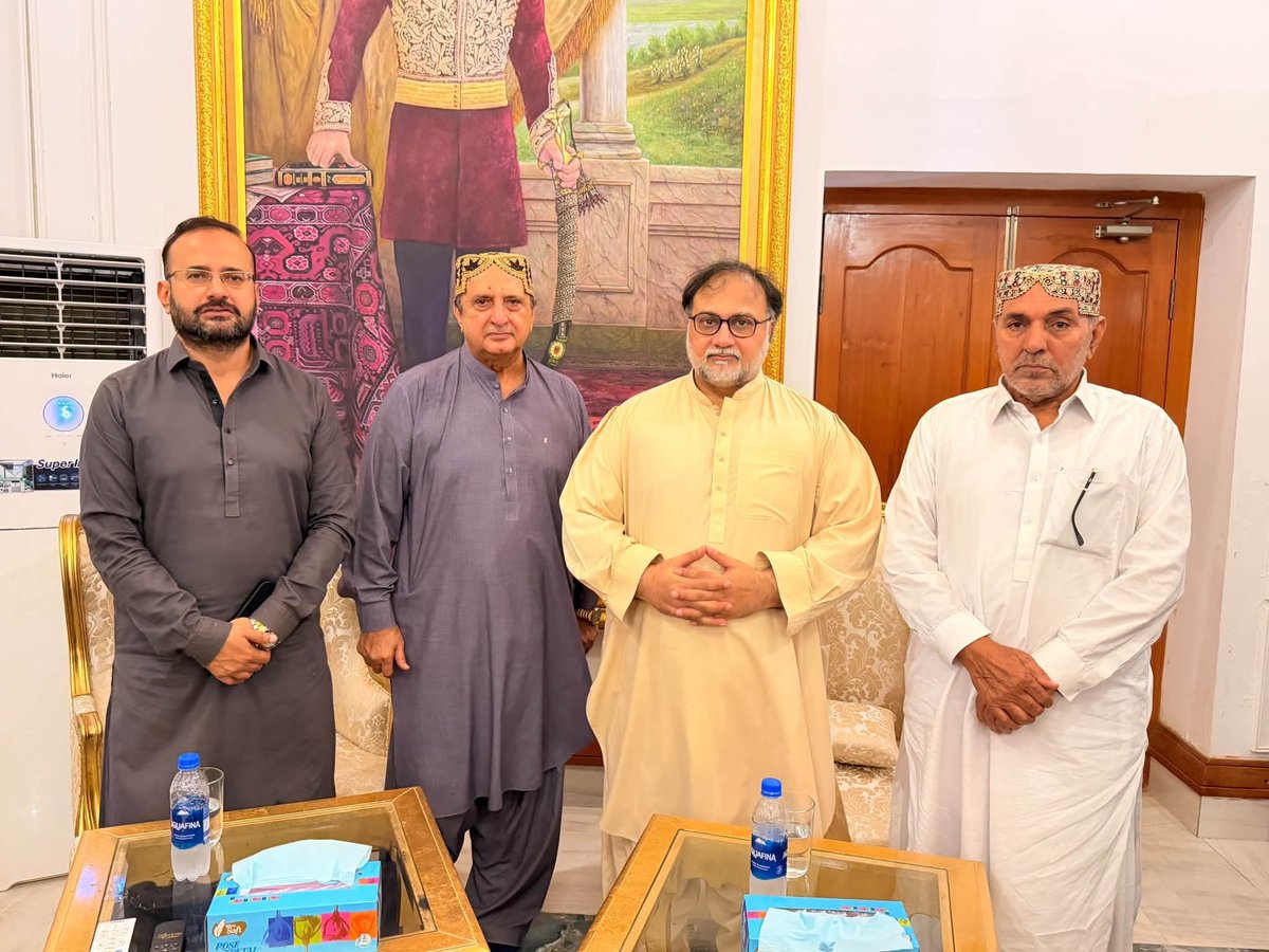 rajadhoki's tweet photo. خیرپور: پاکستان پیپلز پارٹی کے ایم این اے سید جاوید علی شاہ جیلانی اور ان کے فرزند سید فہد علی شاہ جیلانی، فیض محل خیرپور پہنچے، جہاں انہوں نے خیرپور ریاست کے آخری والی ہز ہائینس میر علی مراد خان ٹالپور کے انتقال پر پرنس میر مہدی رضا ٹالپور اور دیگر اہلِ خانہ سے تعزیت کی۔ https://t.co/k52yaJwfeH