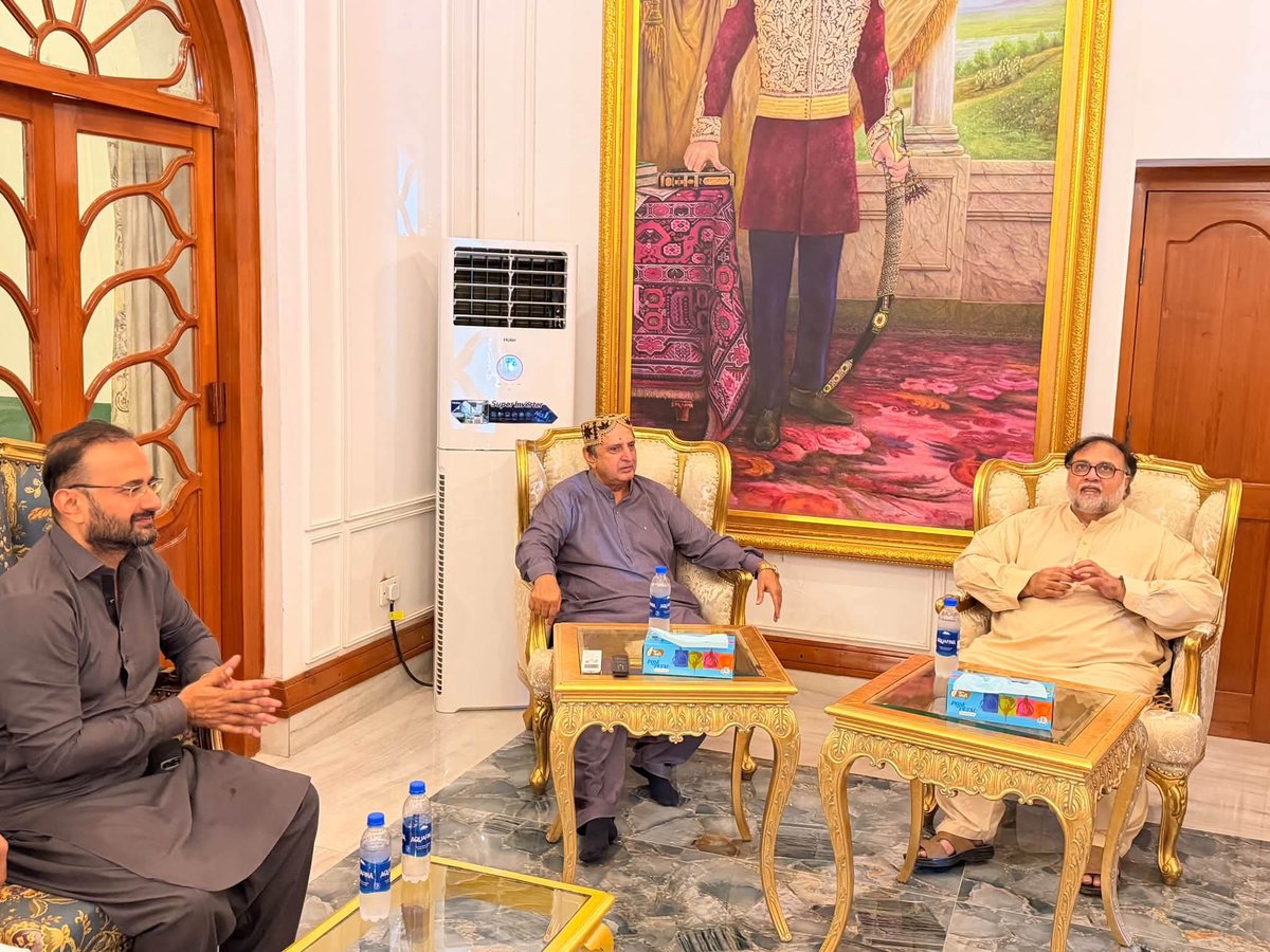 rajadhoki's tweet photo. خیرپور: پاکستان پیپلز پارٹی کے ایم این اے سید جاوید علی شاہ جیلانی اور ان کے فرزند سید فہد علی شاہ جیلانی، فیض محل خیرپور پہنچے، جہاں انہوں نے خیرپور ریاست کے آخری والی ہز ہائینس میر علی مراد خان ٹالپور کے انتقال پر پرنس میر مہدی رضا ٹالپور اور دیگر اہلِ خانہ سے تعزیت کی۔ https://t.co/k52yaJwfeH