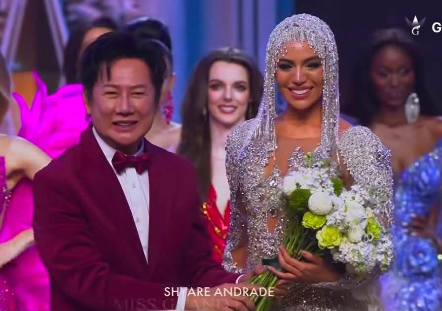 MantaNews92's tweet photo. #URGENTE || ¡Que orgullo! ¡SHYARE ESTÁ A UN PASO DE SER LA MÁS QUERIDA EN REDES SOCIALES Y ENTRAR DIRECTAMENTE EN EL TOP 20 DE ESTE CERTAMEN! 

La Manabita, Shyare Andrade, avanza a paso firme, su destaca presentación en cada pasarela a sido todo un lujo. https://t.co/3hei7eAedX