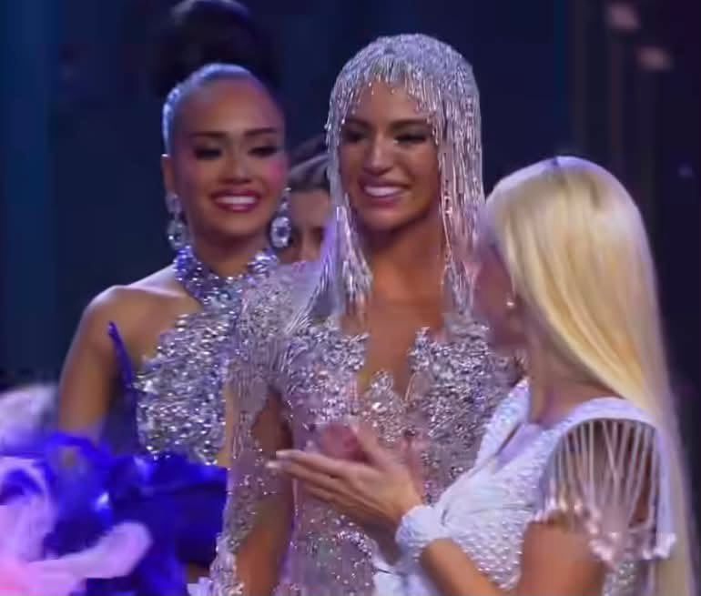 MantaNews92's tweet photo. #URGENTE || ¡Que orgullo! ¡SHYARE ESTÁ A UN PASO DE SER LA MÁS QUERIDA EN REDES SOCIALES Y ENTRAR DIRECTAMENTE EN EL TOP 20 DE ESTE CERTAMEN! 

La Manabita, Shyare Andrade, avanza a paso firme, su destaca presentación en cada pasarela a sido todo un lujo. https://t.co/3hei7eAedX