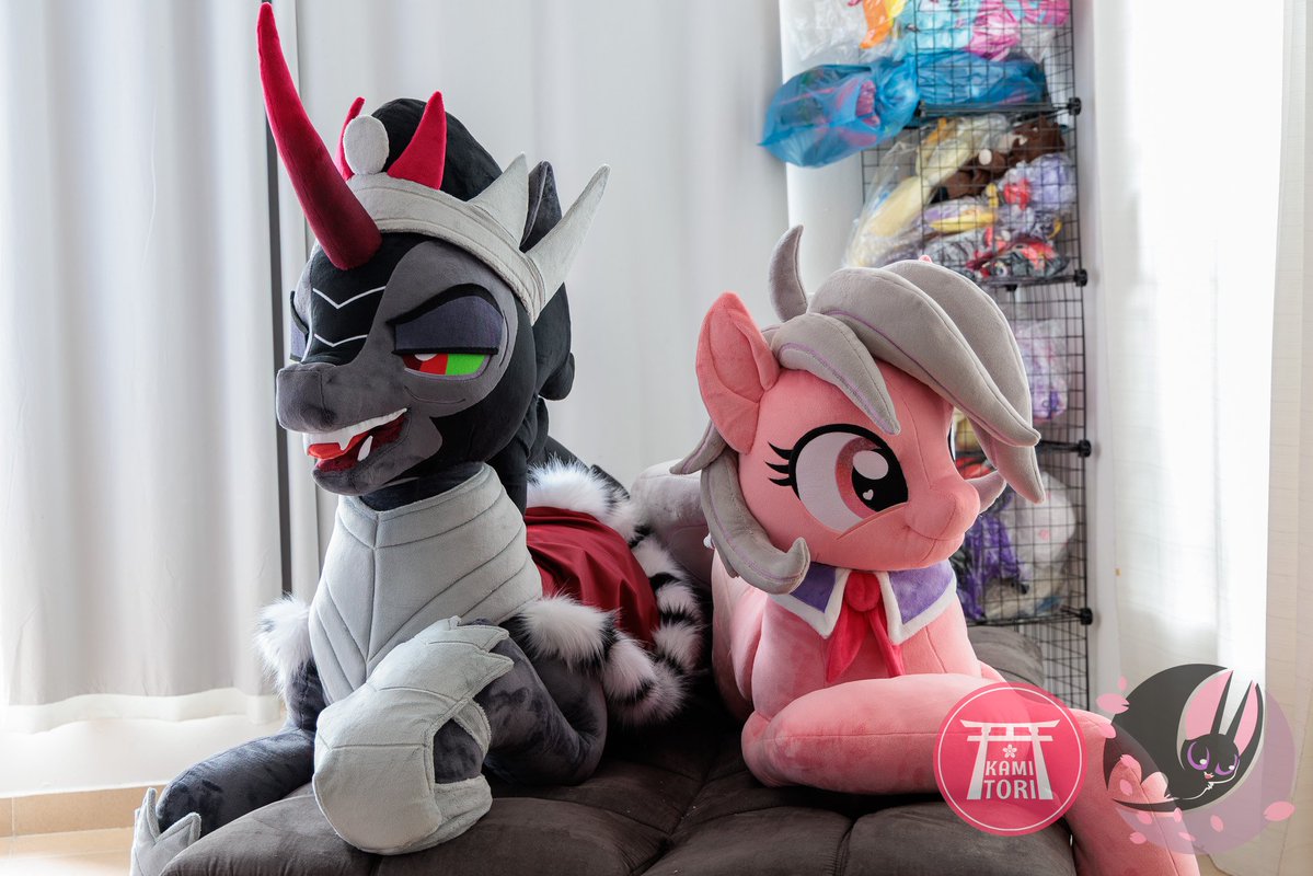 NeroFledermaus's tweet photo. Life size mare and Stallion side by size.
Thank you very much to their owners for their patience and trust 😊💖
Pictures by my partner @KamiTori_desing
#mylittlepony #mylittleponyfanart #HandmadePlush #mlp #mlpg4 #mlpfim #mlpfanart https://t.co/ny8dPIwKIL
