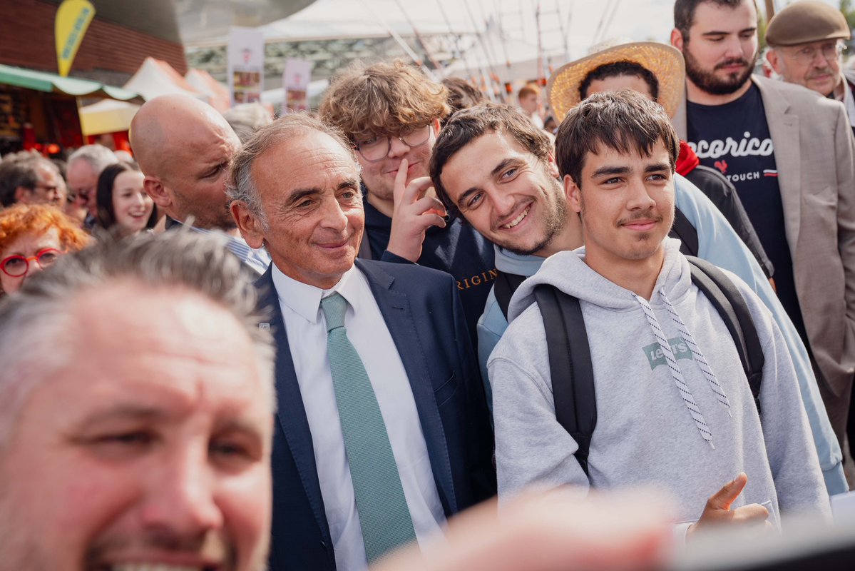 ZemmourEric's tweet photo. Pendant que des racailles privilégiées caillassent la police, bloquent leurs lycées et refusent de travailler, nos jeunes agriculteurs se battent pour pouvoir travailler et faire vivre notre agriculture.

Ce sont des modèles. Merci à eux ! https://t.co/PgnmFYYlhI