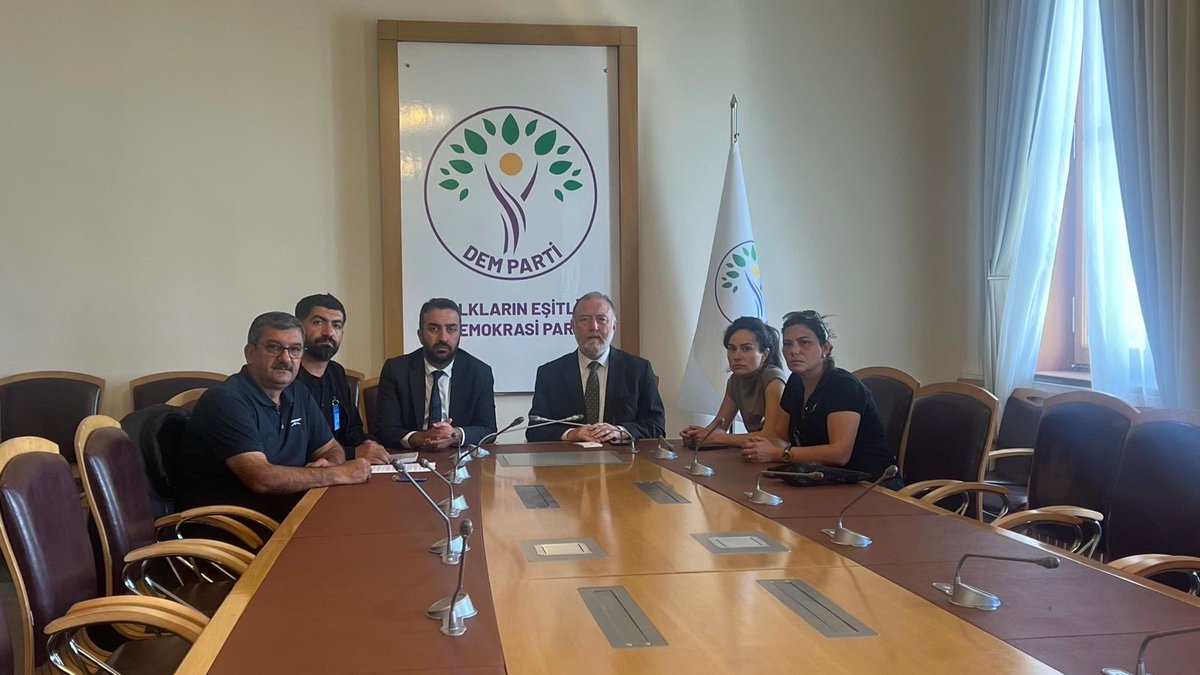 Dkckap_'s tweet photo. TUĞBERK İMAMOĞLU gemisindeki 9 denizcimizin ailelerine zaman ayıran ve taleplerini dinleyen Sayın @SezaiTemelli ve Sayın @OHulaku’ya teşekkür ederiz. 720 metre derinlikteki denizcilerimize ulaşılması ve belirsizliğin son bulması için desteğiniz çok kıymetli. #DokuzDenizciyeSesOl https://t.co/1UHR8aBwGl