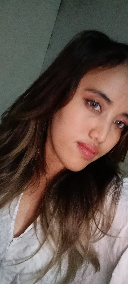 Luculiaaaa's tweet photo. Mau ngapus make up, salfok masih se stay itu, padahal dah mau  12 jam :v.

Make up murah, yg agak mahal cuman lipen, karna bibir aing riweh. https://t.co/cOJhVrZMTb