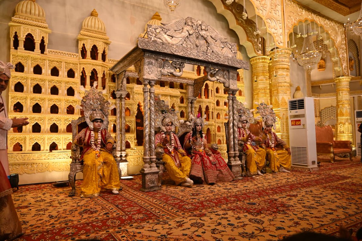 agrapolice's tweet photo. पुलिस आयुक्त, कमिश्नरेट आगरा @DeepakKumarIPS द्वारा श्री जनकपुरी महोत्सव-2026 को सकुशल, शांतिपूर्ण एवं सुव्यवस्थित ढंग से सम्पन्न कराने के दृष्टिगत थाना सिकन्दरा क्षेत्रान्तर्गत श्री जनकपुरी का भ्रमण क�� सुरक्षा-व्यवस्था का जायजा लिया गया तथा सम्बन्धित अधिकारियों को आवश्यक दिशा-निर्देश दिए गए।

इसके उपरांत पुलिस आयुक्त आगरा द्वारा दीप प्रज्ज्वलित कर श्री जनकपुरी महोत्सव-2026 का शुभारम्भ किया गया। इस अवसर पर अपर पुलिस उपायुक्त नगर, सहायक पुलिस आयुक्त हरीपर्वत एवं श्रीराम बारात कमेटी के पदाधिकारी/सदस्यगण उपस्थित रहे।

श्री जनकपुरी महोत्सव-2026 को सकुशल एवं शांतिपूर्ण ढंग से सम्पन्न कराने ���था आमजन की सुरक्षा एवं सुचारु यातायात व्यवस्था सुनिश्चित करने के दृष्टिगत कमिश्नरेट आगरा पुलिस द्वारा संवेदनशील स्थलों पर निगरानी रखी जा रही है, चिन्हित स्थानों पर पर्याप्त पुलिस बल तैनात किया गया है तथा यातायात के सुचारु संचालन हेतु आवश्यक डायवर्जन लागू किए गए हैं।

#UPPolice