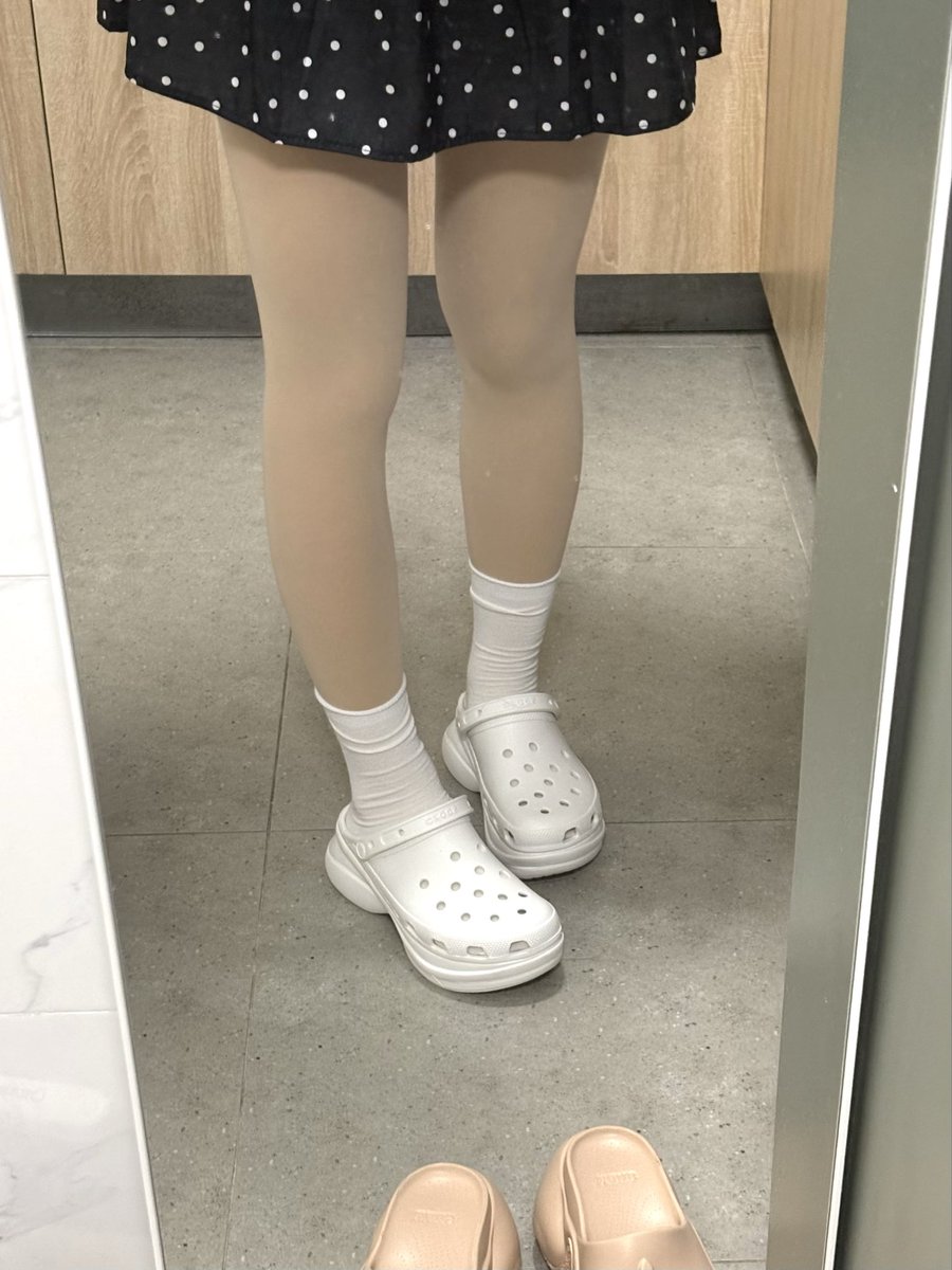 Hannay2s2's tweet photo. 不想上学🥲
#丝袜 #洞洞鞋 #丝袜穿搭 #原味 https://t.co/iF0lPRgNW7