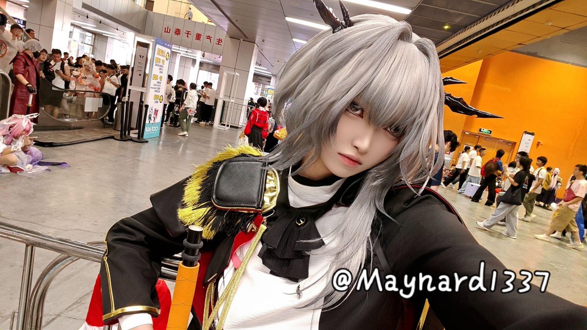 Maynard1337's tweet photo. 别人都在排队上楼，只有我一个人凹造型，就很。。

#明日方舟 #Arknightsㅤ #Arknightscosplay #cosplay https://t.co/spvxozA5H8