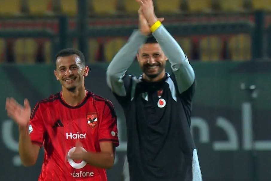AlAhlyModarg's tweet photo. "يا ليالي يا ليالي يا ليالي شناوي السد العالي" .. جماهير الأهلي تدعم محمد الشناوي في مباراة بترول أسيوط https://t.co/Tafo8nVjlI