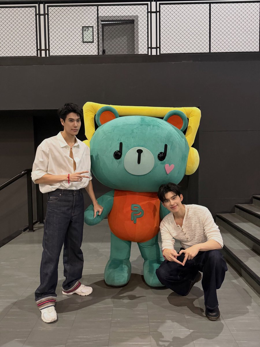 PhuwinOfficial's tweet photo. พิเพิ่มติดตามท่านปอนด์กะพ่อพ่อภูวินมานานแย้วค้าบ ได้มาไซน์เสียงสั่นเยยย😜

IG : permpoon.gmmtv 

❥@phuwintang🍯

PPP FAM FANIVAL FANSIGN

#GMMTVFANIVAL2026HappyFamilyxPP
#phuwintang https://t.co/f84Gkt7Zva