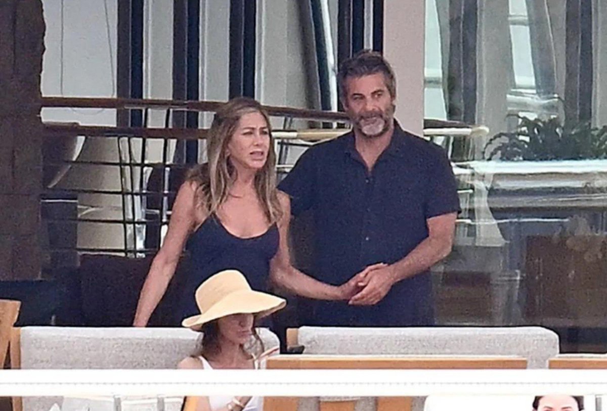 _0mobanke's tweet photo. One thing I’ve come to notice about American celebrities is how much they seems to love beach holidays. 😂🏖️
Whenever summer comes around and they get a little break from work, somehow we start seeing them on yachts, by the ocean, at beach clubs or simply enjoying the sun. https://t.co/R0WbDegKAL