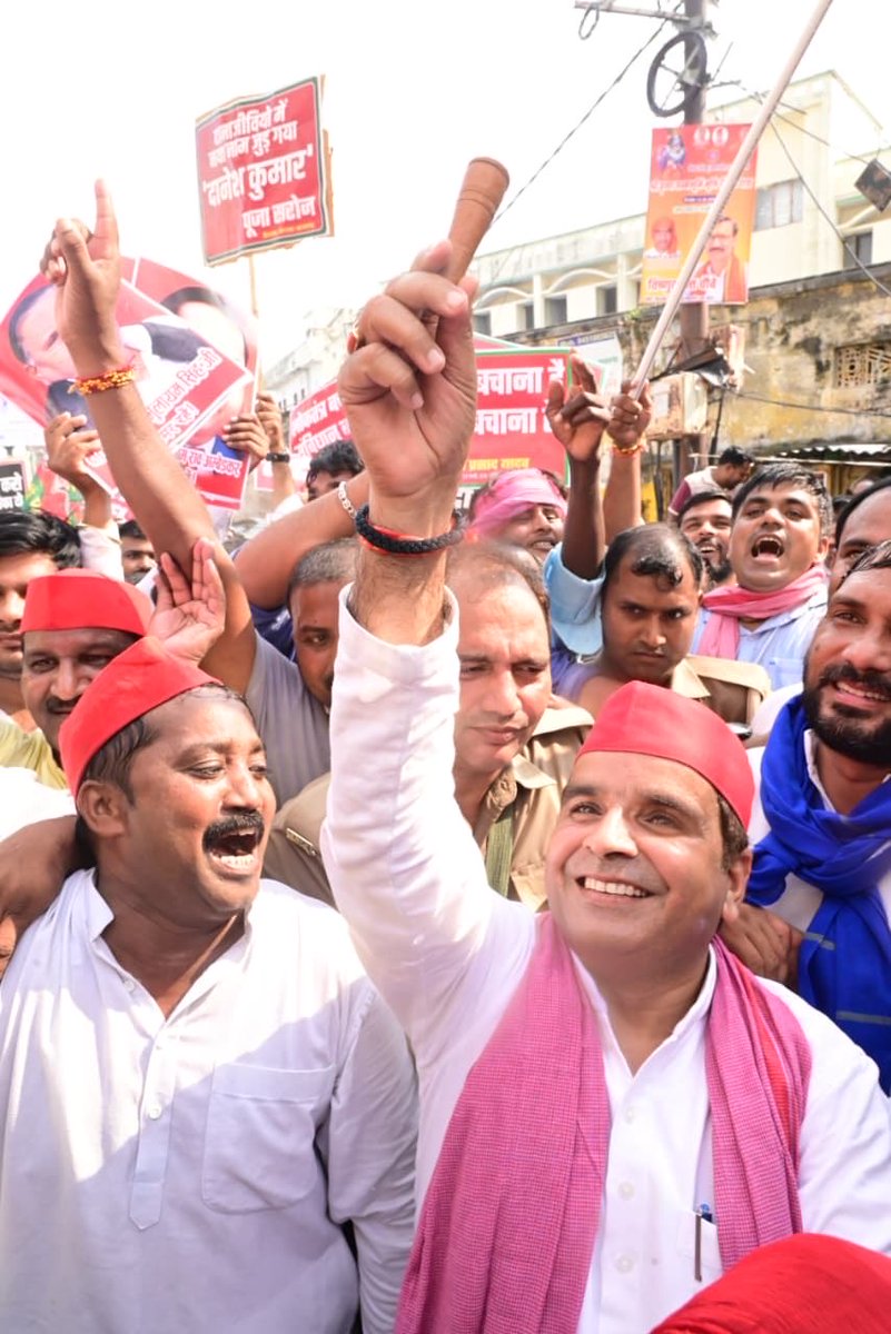 MPDharmendraYdv's tweet photo. जनता के अधिकार पर हमला बर्दाश्त नहीं! 
आज आजमगढ़ की ऐतिहासिक धरती पर “लोकतंत्र बचाओ - वोट बचाओ - देश बचाओ” मार्च के माध्यम से तानाशाही ताकतों को साफ़ संदेश दे दिया गया है कि लोकतंत्र में जनता का वोट सबसे बड़ा संवैधानिक अधिकार है।
अपने सर्वप्रिय राष्ट्रीय अध्यक्ष आदरणीय अखिलेश यादव जी के सक्षम नेतृत्व में हम समाजवादी जन-जन के हक की लड़ाई के लिए सड़क पर उतरे हैं।
“ न डरेंगे!
 न झुकेंगे!
न वोट की डकैती होने देंगे!”

आज के इस विशाल मार्च में उमड़े जनसैलाब और सभी समाजवादी साथियों का दिल की गहराइयों से धन्यवाद। हमारी यही अभेद्य एकजुटता हमारी असली ताक़त है।
जिन्होंने जनमत की चोरी की है, उन्हें इस देश की जागरूक जनता अपने वोट की ताकत से ही उखाड़ फेंकेगी।

समाजवादी पार्टी ज़िंदाबाद!
आदरणीय अखिलेश यादव जी ज़िंदाबाद!
लोकतंत्र ज़िंदाबाद!