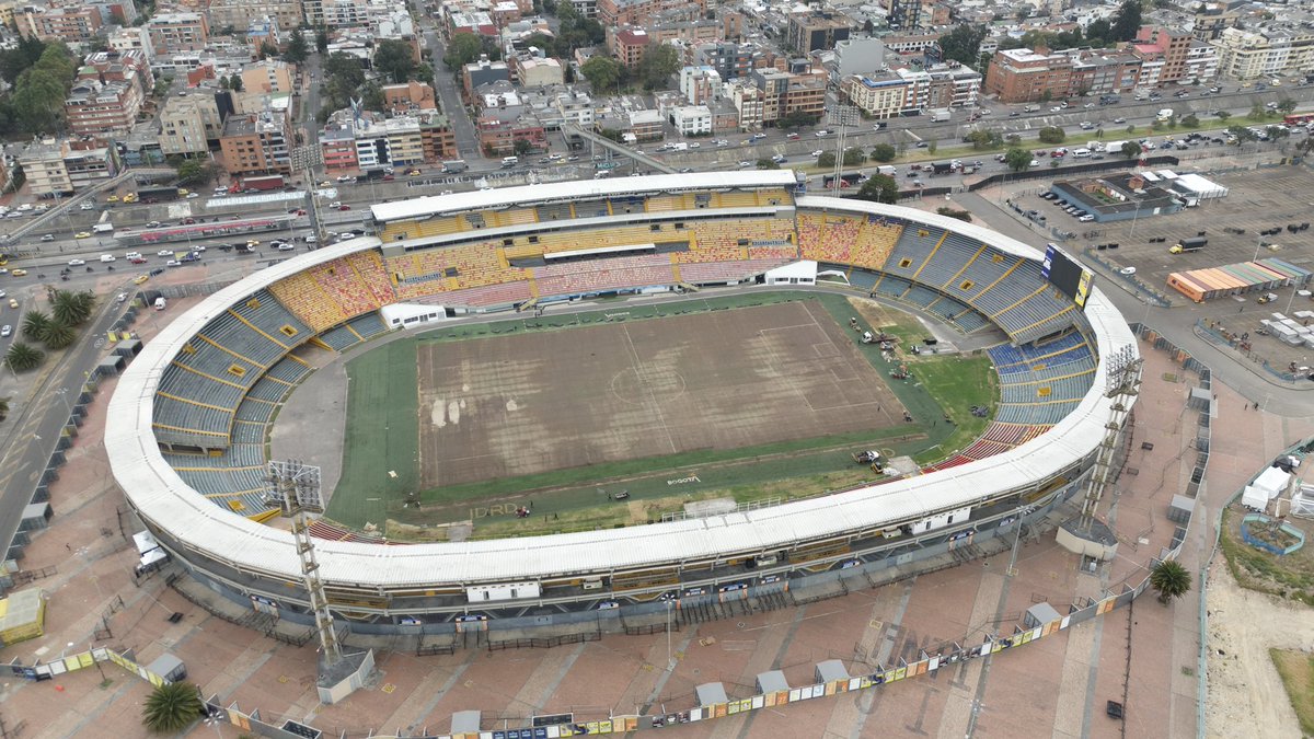 RichiMalagonS's tweet photo. ¡Hay que decirlo! El nuevo diseño del estadio en Bogotá (graderías, techo y acústica) y los contratos confirman esto; el fútbol, el deporte y la ciudadanía son secundarios, por eso no dejaron que se jugara la final femenina en El Campín. La prioridad es volverlo un centro de eventos privados.

Solo para recordar: La familia Camacho le regaló este lote a Bogotá en la Alcaldía de Jorge Eliecer Gaitán con una sola condición: USO DEPORTIVO.

Y ni hablar del arrodillado @CarlosFGalan, cambiando las fechas de entrega por los retrasos de Sencia y Corficolombiana, esta última, la empresa de la corrupción de Luis Carlos Sarmiento Angulo.