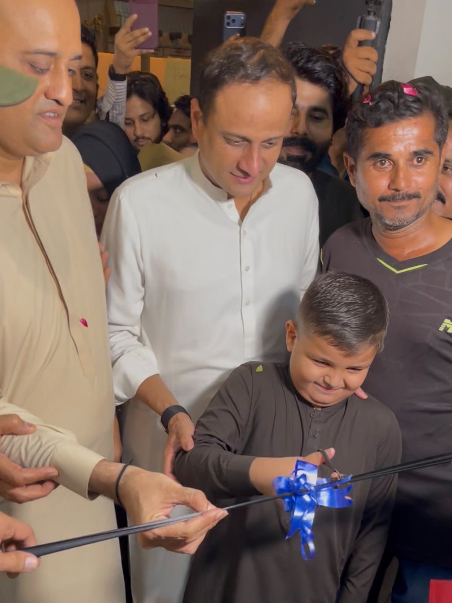 FayzanAbro's tweet photo. شہید عبداللہ مراد کمیونٹی سینٹر کی تکمیل اور افتتاح کراچی کے شہریوں کے لیے ایک اور عوامی سہولت کا اضافہ ہے۔

میئر کراچی مرتضیٰ وہاب کی قیادت میں KMC کی جانب سے عوامی مقامات کی بہتری اور شہری سہولیات کی فراہمی کا سلسلہ جاری ہے۔ شہداء کے نام سے منسوب ایسے مراکز اُن کی خدمات اور یاد کو بھی زندہ رکھتے ہیں۔

#Karachi #KMC #MurtazaWahab