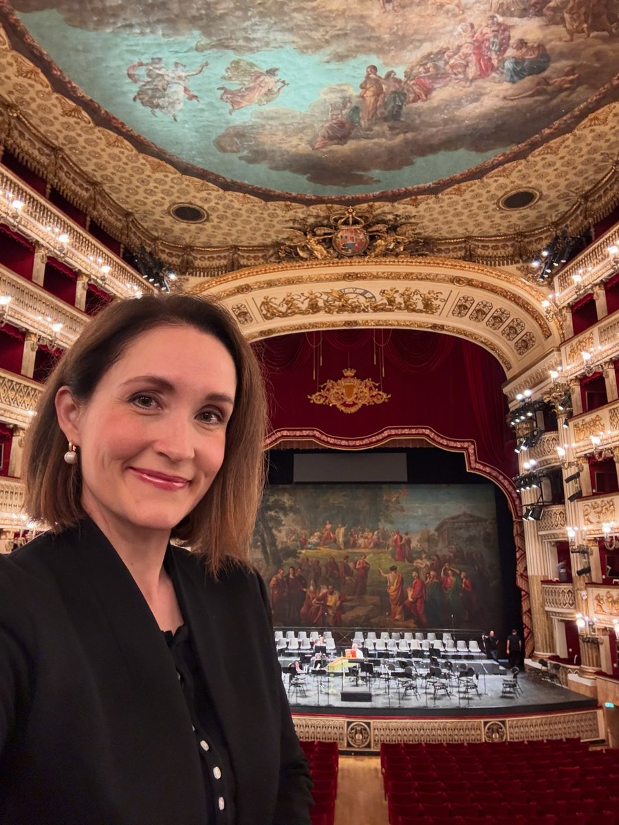 morley_erin's tweet photo. Have you ever seen a more perfect theatre 😱 Dress Rehearsal for ALCINA tonight at @teatrosancarlo!! ✌️ 

Come see us Oct 9 and 11!! #debut #napoli https://t.co/Stx5QiyWTJ