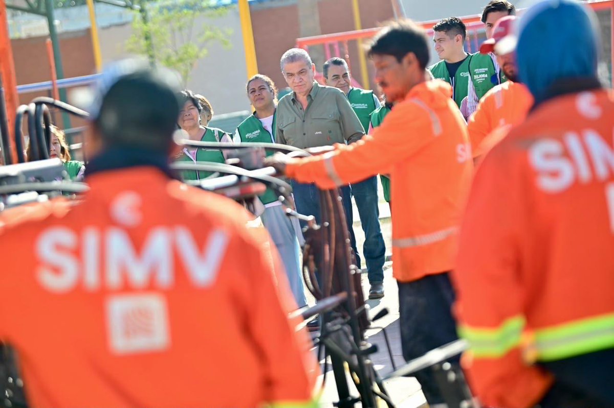 mrikelme's tweet photo. La recuperación de nuestras vialidades ya está en marcha.

Esta mañana supervisé en la colonia Eduardo Guerra los trabajos de aplicación de microcarpeta del programa ¡A Darle Parejo!, con el que intervendremos más de 13 mil metros cuadrados en distintos puntos del sector.
(1/2) https://t.co/V8nftQ8ugm