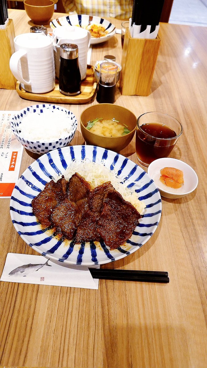 tmac777tatsu387's tweet photo. 黒毛和牛ロース焼肉 ¥1,900
明太おろし ¥300

青天の秋空で涼しい木曜日。豊洲市場の #小田保 で朝ごはん。今朝のおすすめボードから黒毛和牛の焼肉にしました。大きめのお肉が４枚。柔らかく、焼肉のタレを纏ったロースはめちゃくちゃ旨いです。毎朝タイミーさんのレクチャーが大変そうな社長。😅 https://t.co/cYek0X2LPu