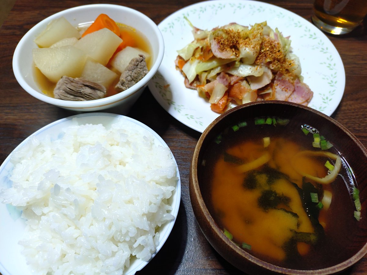 kidokentaro's tweet photo. ある日の晩メシ。野菜炒めと、牛と大根、ニンジンのおでん風。 https://t.co/x55J2l0tLK