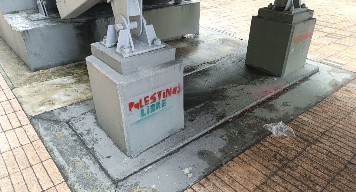 VivianAisen's tweet photo. Mira los daños que dejó hoy la turba frente a la Embajada.

No tienen respeto por una representación diplomática, pero tampoco por Bogotá ni por sus propios compatriotas. 

Dañar, ensuciar y destruir el espacio público no es protesta: es vandalismo.

Quienes dicen defender a un pueblo no deberían hacerlo destruyendo la ciudad que comparten con el suyo.