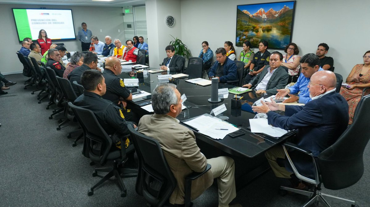 TechitoBruce's tweet photo. Vecinos, continúo con mis labores como alcalde de Surco, trabajando por la tranquilidad y bienestar de todos. 🛡️

En la quinta sesión ordinaria del Comité Distrital de Seguridad Ciudadana (CODISEC), junto a la Policía Nacional y nuestras autoridades, coordinamos nuevas acciones de prevención para proteger a nuestros vecinos y sus familias.

#SurcoEstáMejorYSeNota #CarlosBruce #TechitoBruce