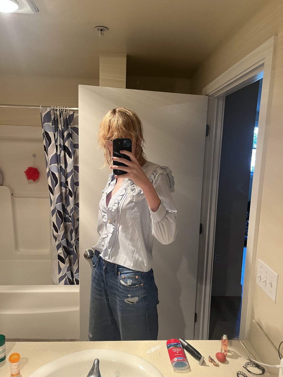 comophobe's tweet photo. proof that i am still alive despite my girlfriends wishes.

also first month of Seattle has been nice ^w^ https://t.co/7XeivbEVEt