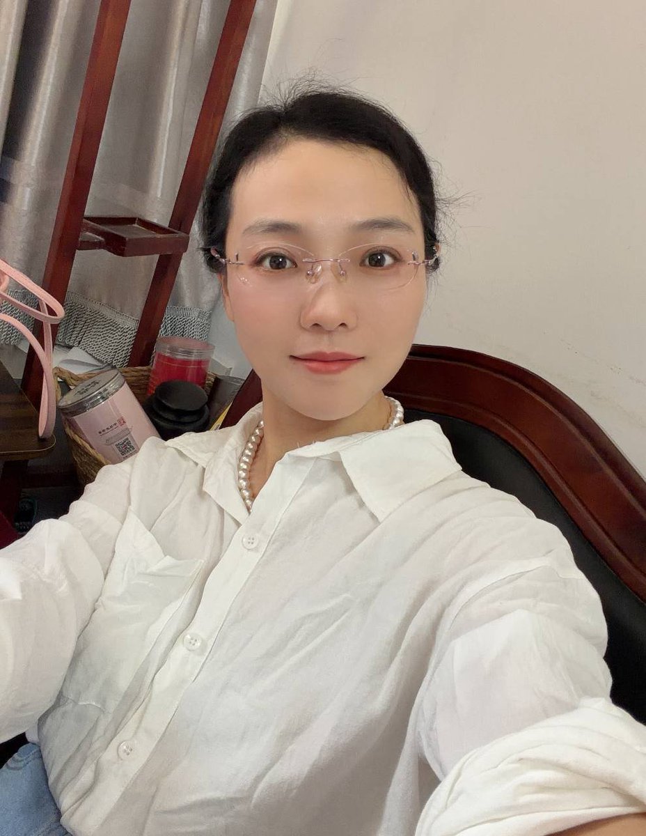 IkramMehrajul's tweet photo. 本人37岁，小学老师一枚，平常除了追剧就是研究美食，不知道还会不会有人想跟我聊天🥹

本人。 是本人啊！！！ https://t.co/pdOKUgfpWM