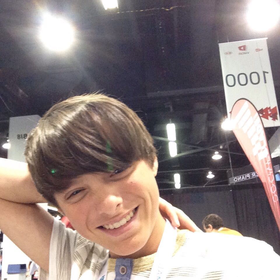 ElizabethW76149's tweet photo. I took a photo of myself, then awkwardly draped my arm around my own shoulder. https://t.co/Y8nzKCsFR5