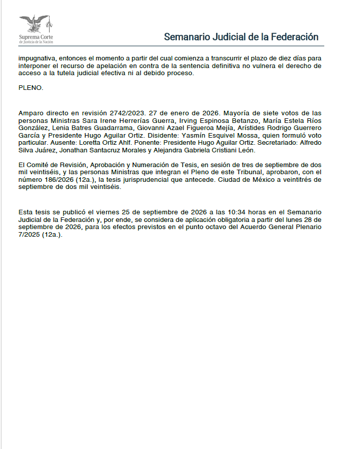 ERoqueH's tweet photo. El derecho a recurrir una condena penal exige tiempo real para construir la impugnación. La cuestión constitucional es determinar desde cuándo puede exigirse a la defensa que ese plazo comience a correr.
IDENTIFICACIÓN TÉCNICA DEL CRITERIO
Órgano emisor: Pleno de la SCJN | Época: Duodécima | Materia: Penal | Fuerza obligatoria: Jurisprudencia | Tesis: P./J. 186/2026 (12a.) | Registro digital: 2032670 | Publicación: 25/09/2026 | Aplicación obligatoria: 28/09/2026.
SÍNTESIS NORMATIVA
El Pleno determinó que el artículo 471, párrafo segundo, del Código Nacional de Procedimientos Penales es constitucional. El plazo de diez días para apelar una sentencia definitiva comienza a computarse a partir de la notificación realizada en la audiencia de lectura y explicación de sentencia, y no hasta que la defensa recibe posteriormente una copia escrita. La razón es que en esa audiencia las partes deben conocer los motivos y fundamentos de la resolución y la versión escrita debe encontrarse a su disposición. 
CRÍTICA JURÍDICA CENTRAL
La constitucionalidad de la regla depende de una premisa indispensable: que la audiencia no sea meramente formal. Si en ella debe iniciar el plazo impugnativo, también debe garantizarse acceso íntegro y efectivo a la sentencia. La Corte valida el artículo 471 porque presupone que la persona condenada y su defensa conocen materialmente la resolución, pueden aclarar su contenido y están en condiciones reales de estructurar agravios. 
DEBILIDADES ARGUMENTATIVAS
El criterio puede generar dificultades cuando exista distancia entre la audiencia formal y el acceso efectivo al texto completo de la sentencia. La regla resulta sólida sólo si se cumple la premisa fáctica que la sostiene: disponibilidad de la versión escrita y explicación suficiente. De no ocurrir así, la aplicación automática del plazo puede trasladar a la persona sentenciada las consecuencias de una deficiencia judicial.
CONTRADICCIONES SISTEMÁTICAS
No se advierte ruptura con la línea jurisprudencial anterior. El Pleno Regional ya había sostenido que el plazo de diez días se computa desde que surte efectos la notificación practicada en la audiencia de lectura y explicación. La nueva jurisprudencia añade el examen constitucional del artículo 471 frente a tutela judicial efectiva y debido proceso. 
RIESGOS E IMPLICACIONES PRÁCTICAS
Para la defensa, esperar una notificación escrita posterior puede provocar la preclusión del recurso. Para los tribunales, el inicio del plazo exige acreditar que la audiencia satisfizo realmente su función de conocimiento de la resolución. Para la alzada, la extemporaneidad no debería examinarse desvinculada de la regularidad de la notificación y del acceso efectivo a la sentencia.
ANTECEDENTES
La línea previa es relevante. La tesis I.8o.P.34 P (10a.), registro 2021933, sostuvo que la sentencia susceptible de apelación es el documento escrito materia de la audiencia de lectura y explicación. En sentido relacionado, la tesis I.9o.P.301 P (10a.), registro 2022798, situó el inicio del cómputo en esa audiencia. La contradicción fue resuelta por el Pleno Regional mediante la jurisprudencia PR. P. CN. J/1 P (11a.), registro 2026424, que estableció que los diez días se computan a partir del día en que surte efectos la notificación de la sentencia. 
CONCLUSIÓN
La regla no autoriza a computar mecánicamente el plazo desde una audiencia vacía de contenido. Su constitucionalidad descansa en una condición concreta: que al notificarse la sentencia exista conocimiento suficiente, acceso integral a la resolución y posibilidad real de preparar la apelación.
#SCJN #Jurisprudencia #DerechoPenal #ProcesoPenalAcusatorio #RecursoDeApelación #TutelaJudicialEfectiva #DebidoProceso