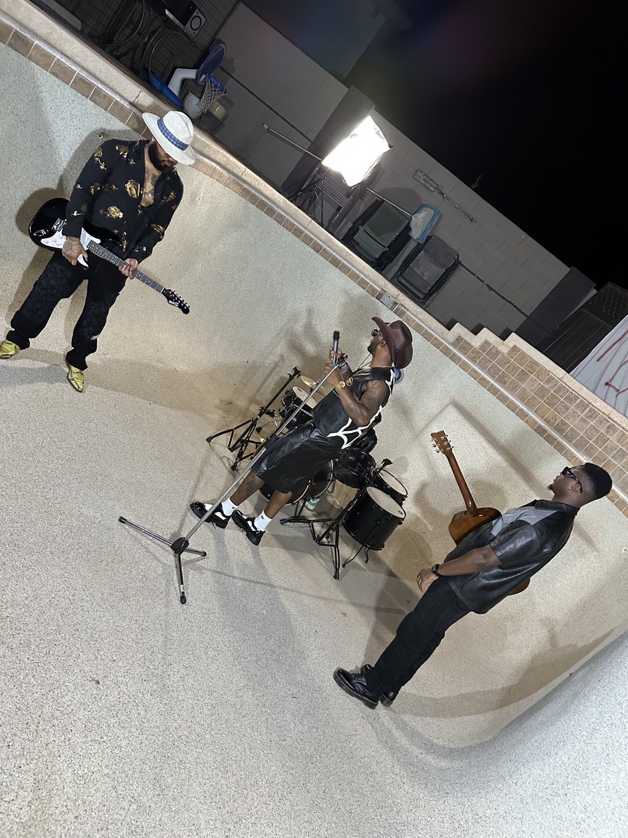 Slicklee__ tweet picture