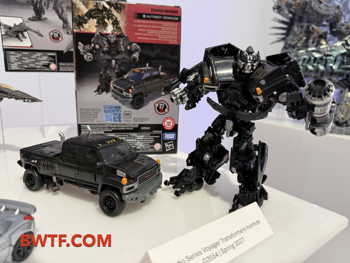 BWTF_Ben's tweet photo. They changed the lighting, thank goodness!  Some better shots of Studio Series. #Transformers #actionfigures #toys #Hasbro #NYCC https://t.co/t2euHr6PvD
