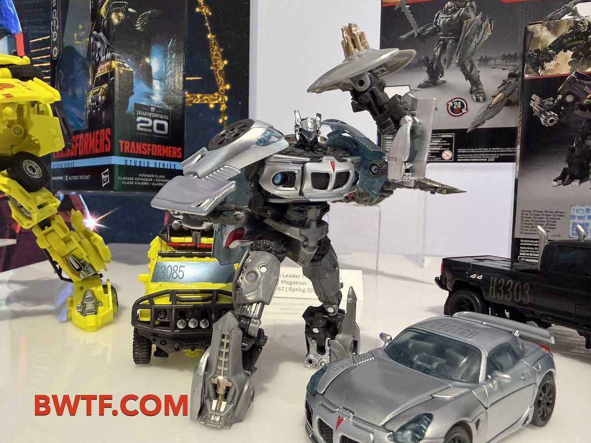 BWTF_Ben's tweet photo. They changed the lighting, thank goodness!  Some better shots of Studio Series. #Transformers #actionfigures #toys #Hasbro #NYCC https://t.co/t2euHr6PvD