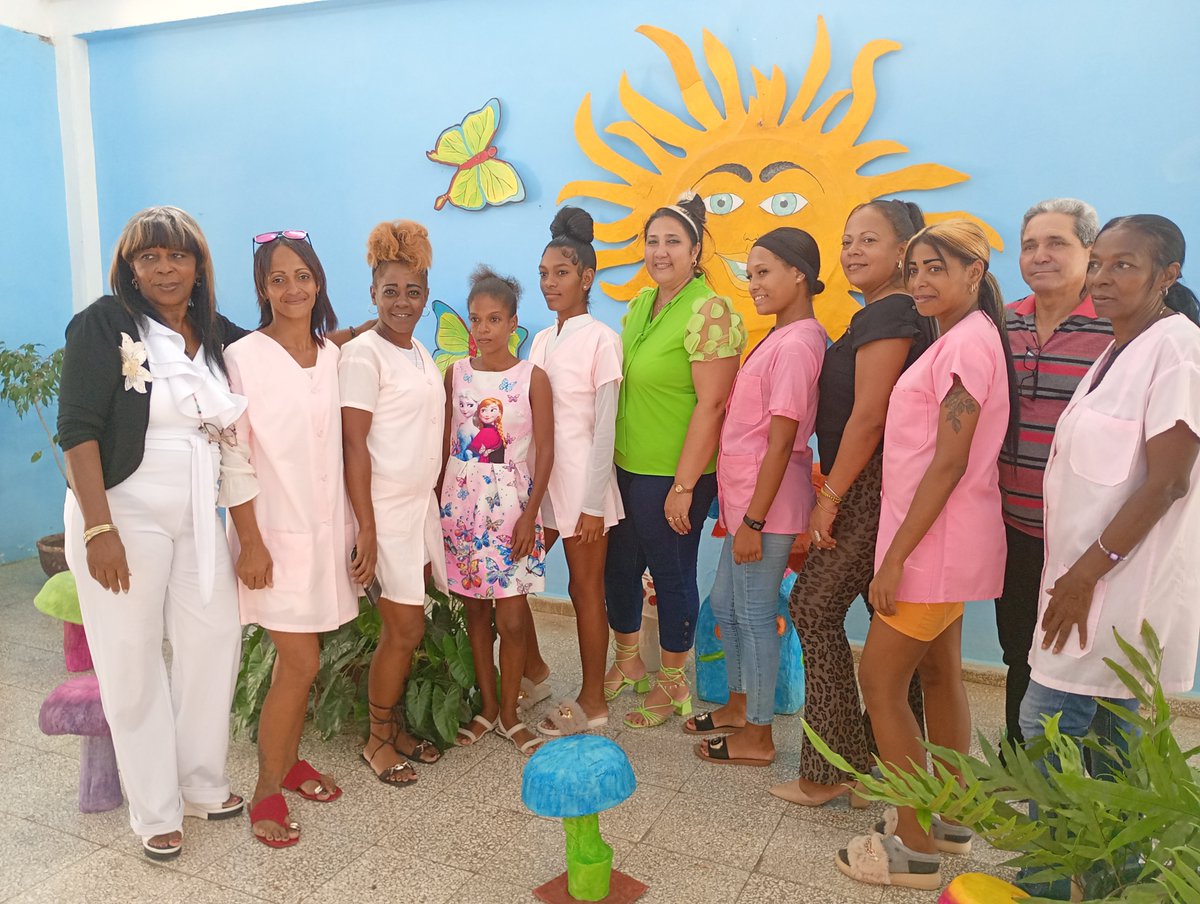 Educa_Gtmo's tweet photo. 📍 #EducaciónGuantánamo recibe visita de evaluación del PAE

Zulima Lobaina Alazabal, Directora Nacional del MINED, evaluó la implementación del proyecto de Transferencia Monetaria en apoyo al Programa de Alimentación Escolar (PAE). https://t.co/qYRe0PwAT0